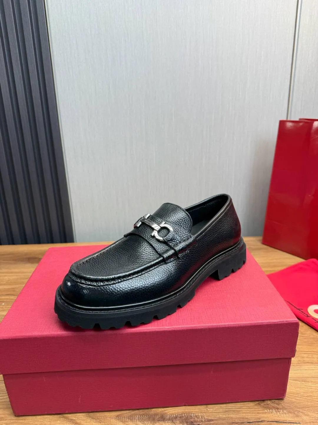 Men's shoes 💰880💰 Ferragamo. [Ferragamo] men's thick-soled loafers, the latest hot style, 1:1 original purchase quality, top quality, imported open-edge beaded cowhide leather on the upper, hand-made three-dimensional stitching highlights the round toe design, the inner foot pads are all imported cowhide, with original lightweight foam outsole, matching code 39-44, (38, 45 custom-made, non-refundable)